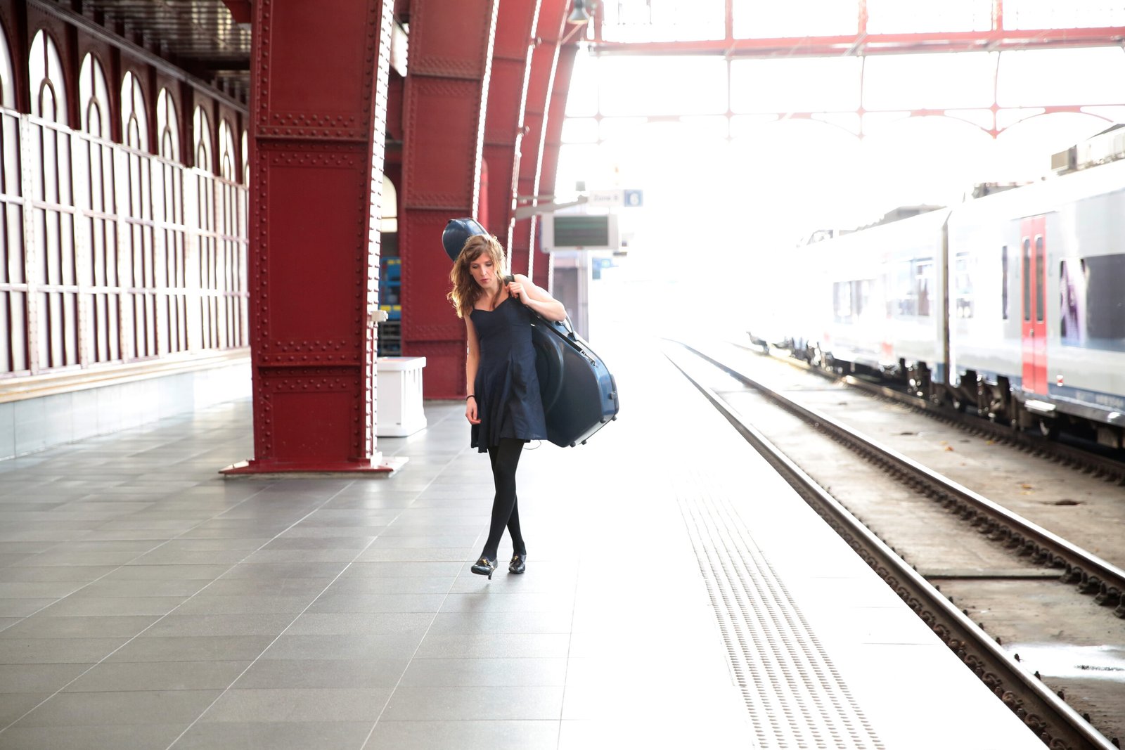 Lidy Blijdorp walking with her cello at Antwerpen Central Station